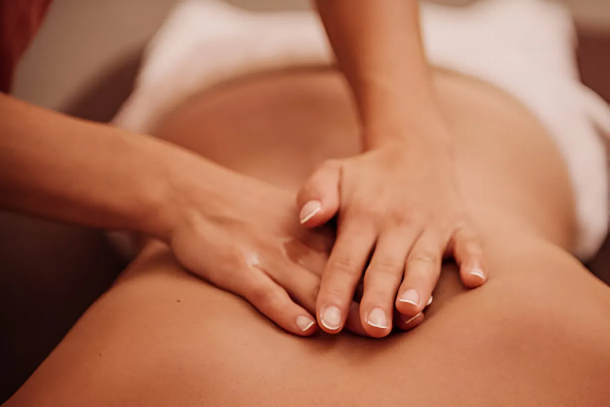Relaxing warm-oil back massage at a men’s spa